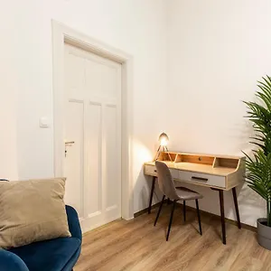 Glamorous Modern In The Hearth Of דירה בודפשט